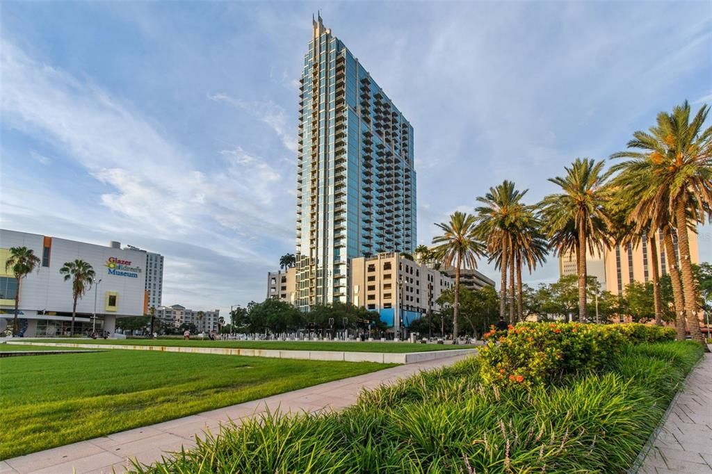 Active With Contract: $550,000 (1 beds, 1 baths, 847 Square Feet)