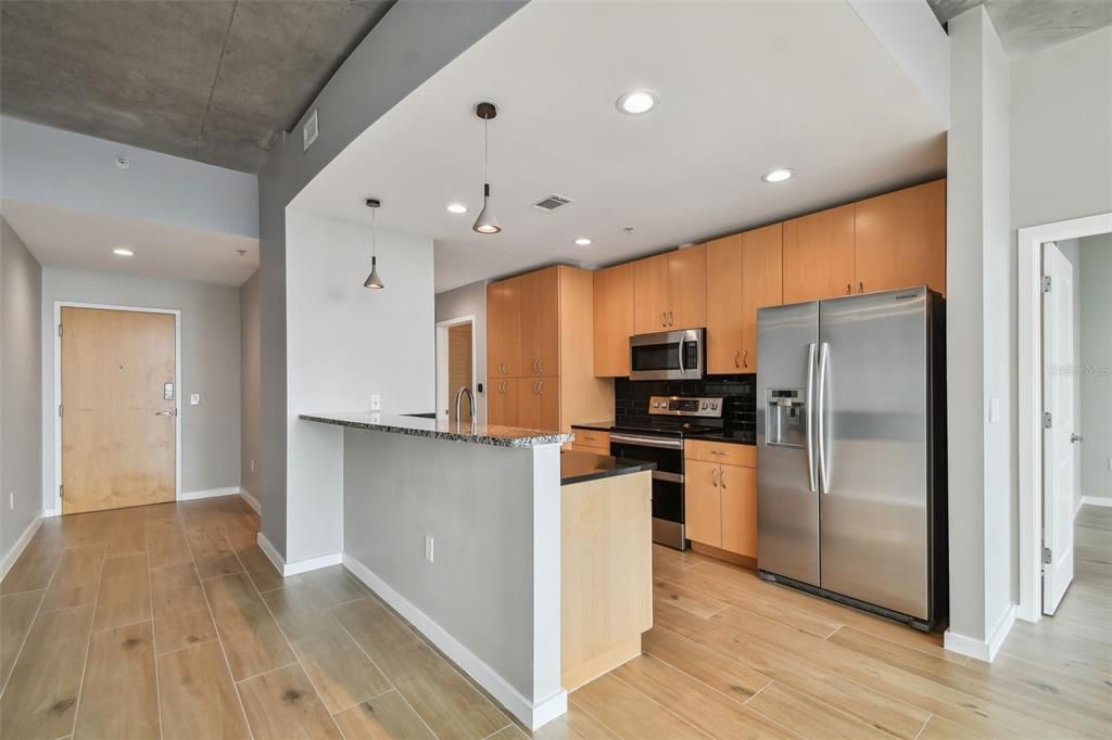 Active With Contract: $550,000 (1 beds, 1 baths, 847 Square Feet)