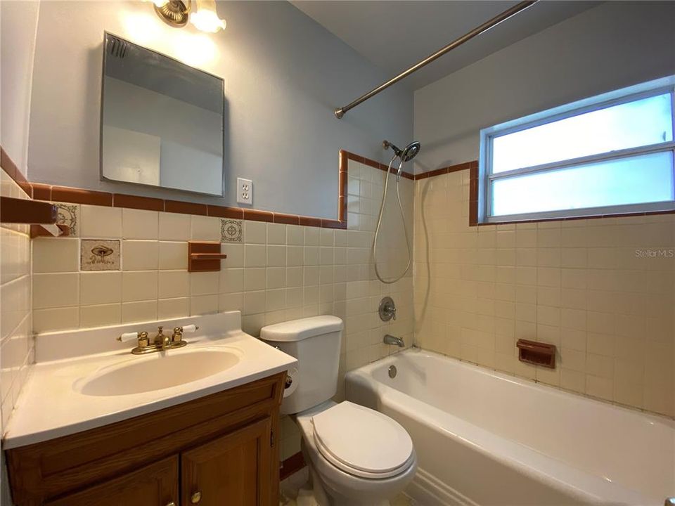 Active With Contract: $2,249 (2 beds, 1 baths, 1356 Square Feet)