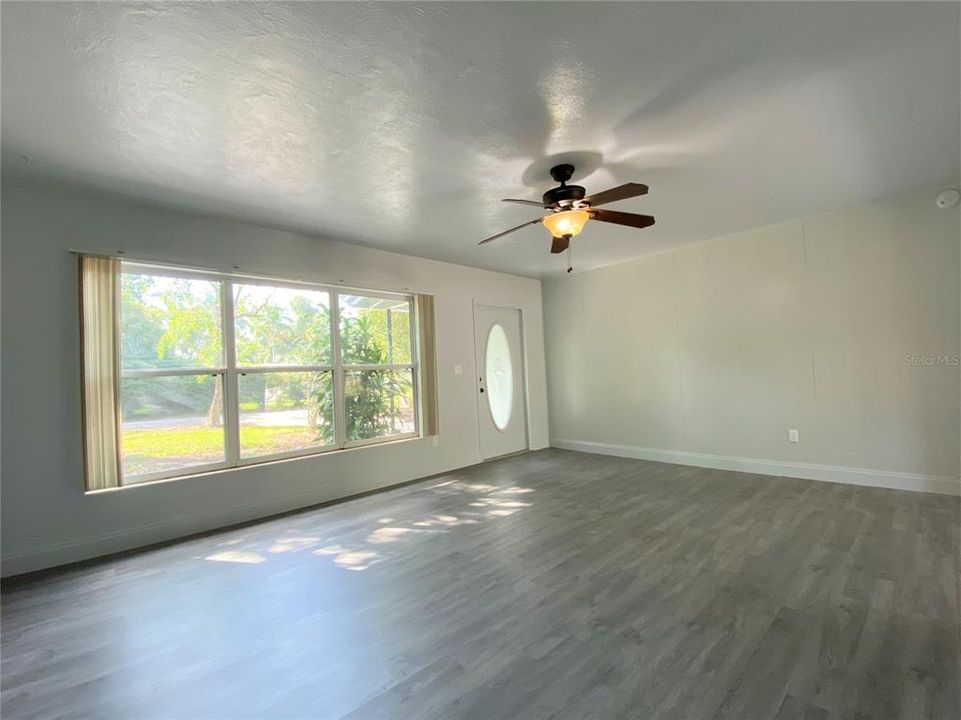 Active With Contract: $2,249 (2 beds, 1 baths, 1356 Square Feet)