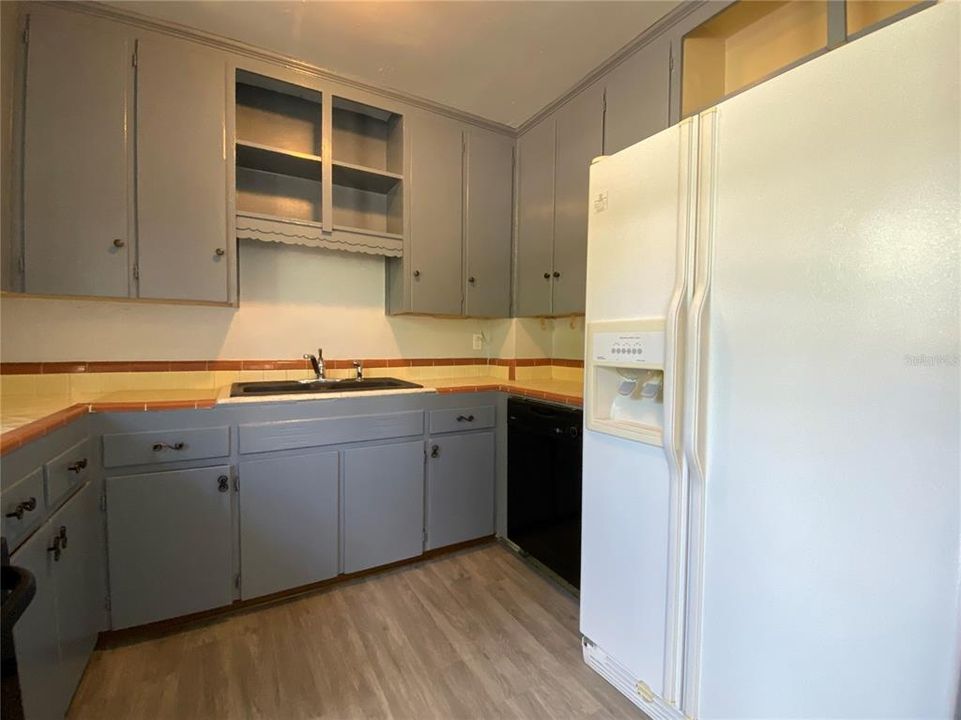 Active With Contract: $2,249 (2 beds, 1 baths, 1356 Square Feet)