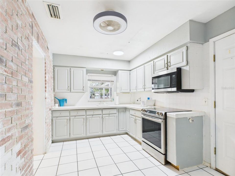 For Sale: $249,900 (3 beds, 2 baths, 1744 Square Feet)