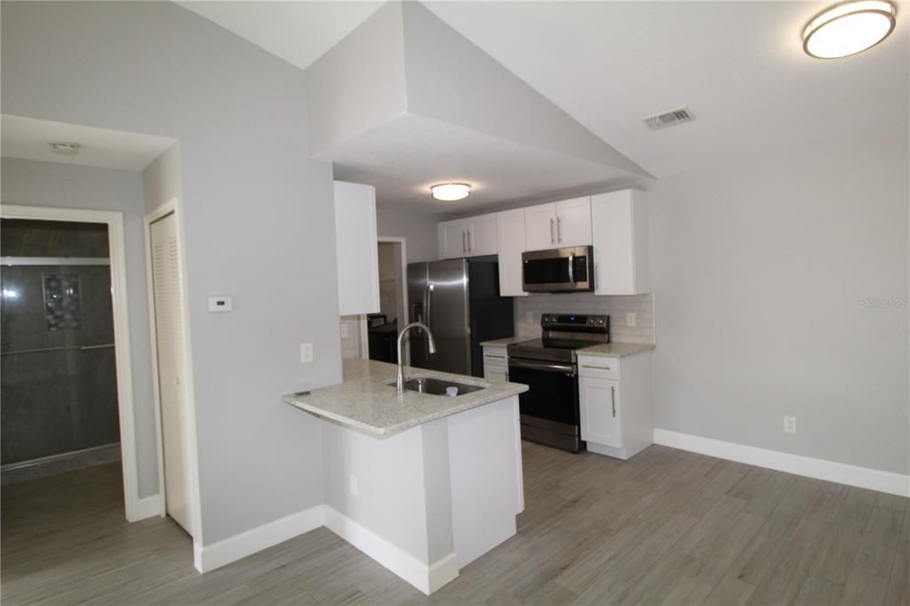 For Rent: $1,600 (1 beds, 1 baths, 671 Square Feet)