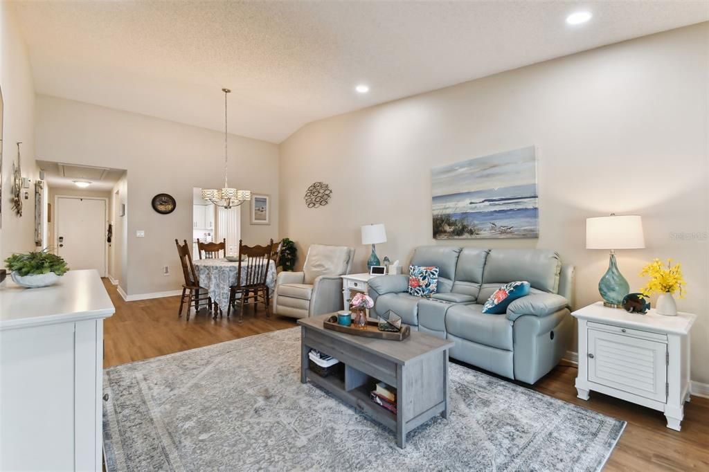 Active With Contract: $216,900 (2 beds, 2 baths, 1002 Square Feet)