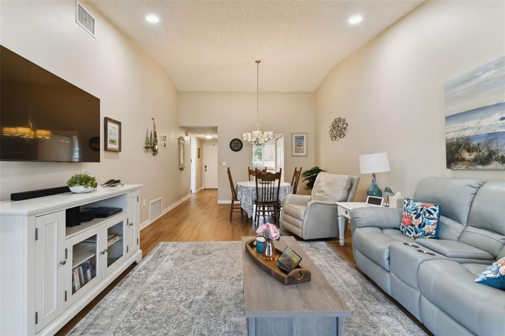 Active With Contract: $216,900 (2 beds, 2 baths, 1002 Square Feet)