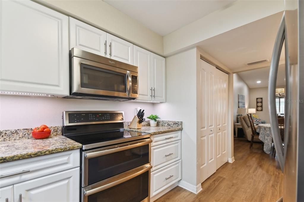 Active With Contract: $216,900 (2 beds, 2 baths, 1002 Square Feet)