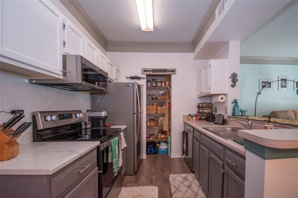 For Sale: $169,000 (1 beds, 1 baths, 747 Square Feet)