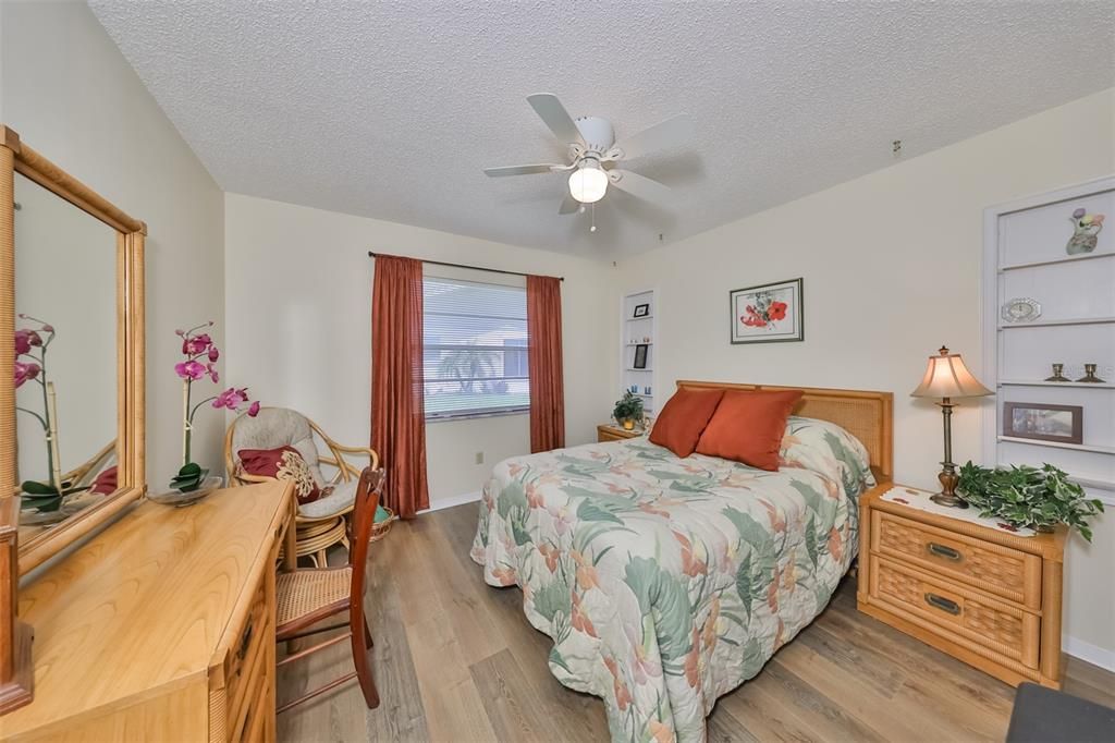 Active With Contract: $1,800 (2 beds, 2 baths, 984 Square Feet)