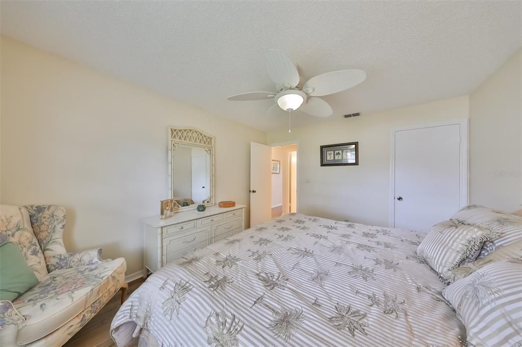 Active With Contract: $1,800 (2 beds, 2 baths, 984 Square Feet)