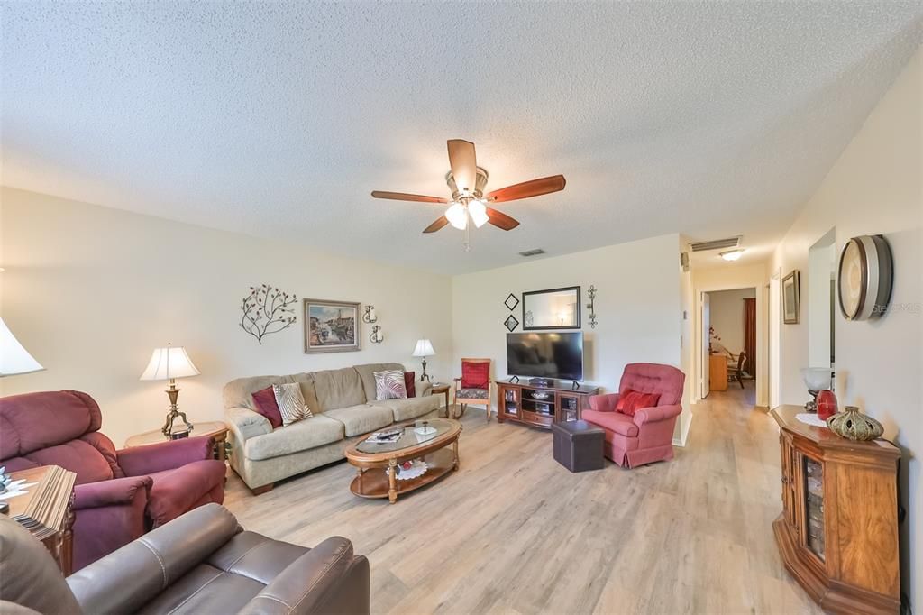 Active With Contract: $1,800 (2 beds, 2 baths, 984 Square Feet)