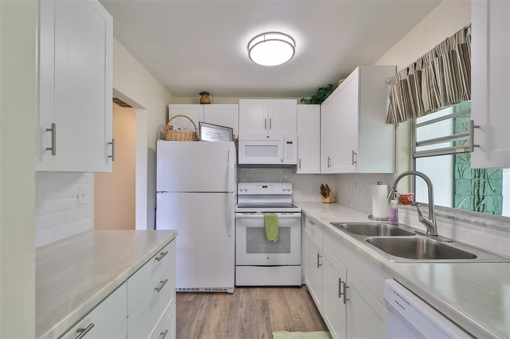 Active With Contract: $1,800 (2 beds, 2 baths, 984 Square Feet)