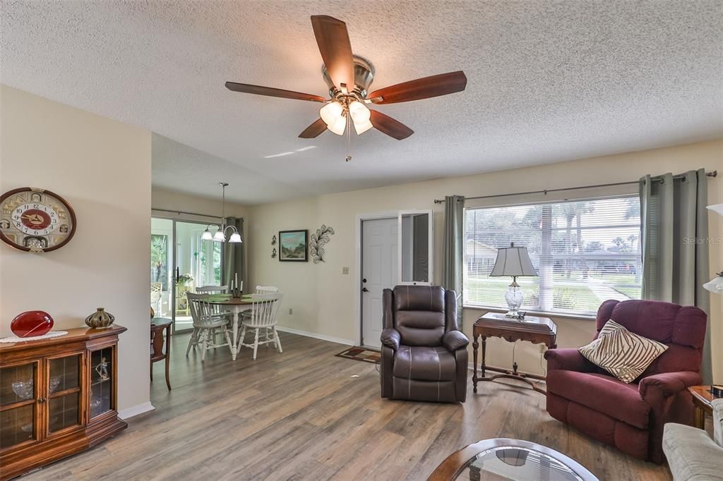 Active With Contract: $1,800 (2 beds, 2 baths, 984 Square Feet)