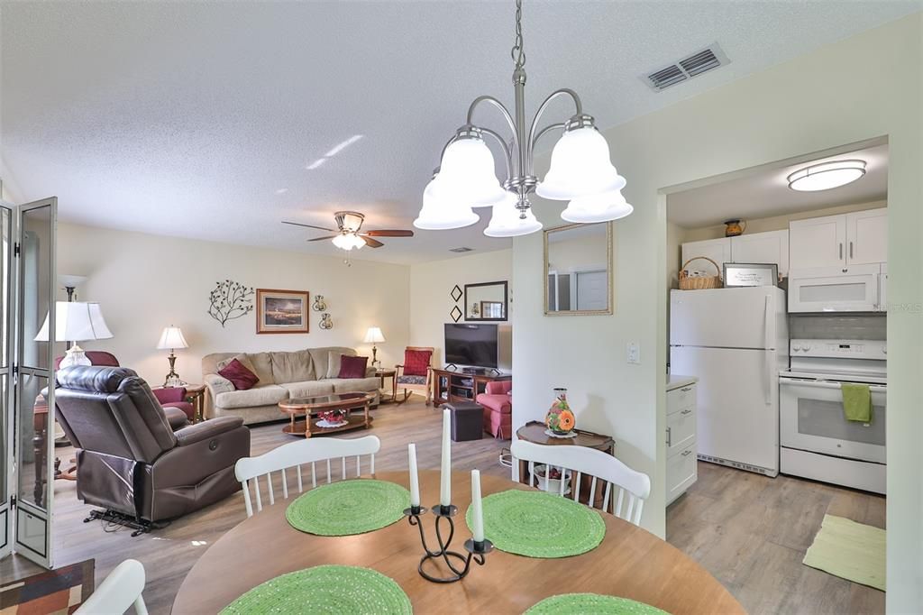 Active With Contract: $1,800 (2 beds, 2 baths, 984 Square Feet)