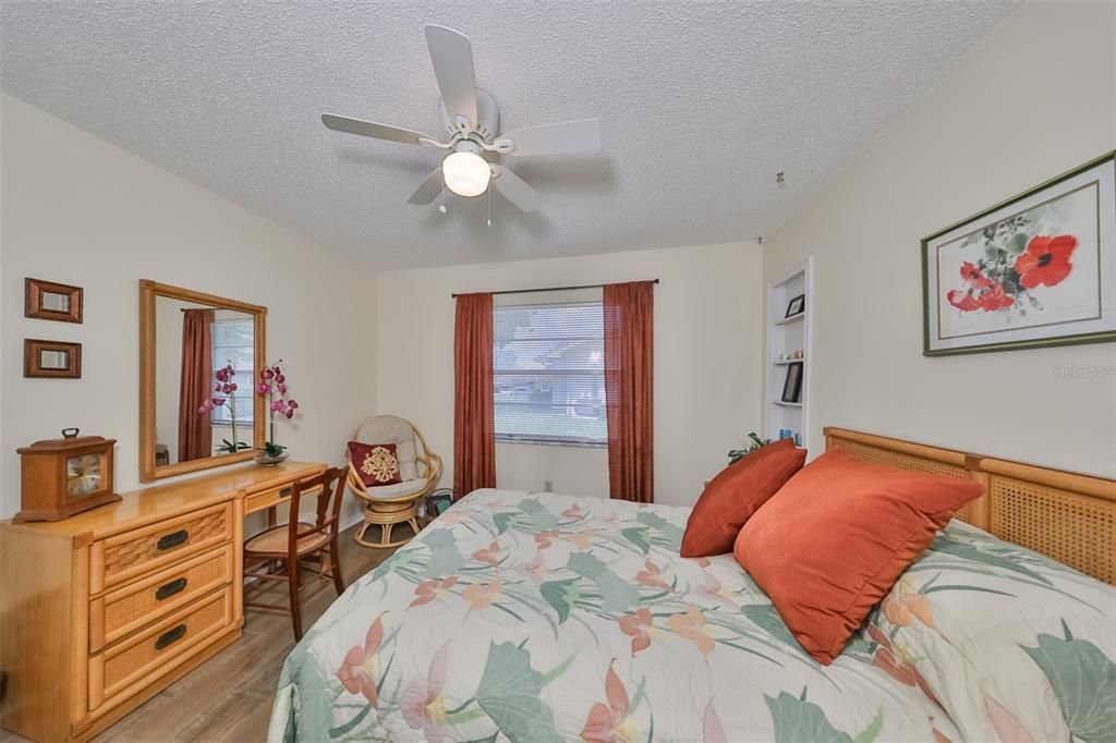 Active With Contract: $1,800 (2 beds, 2 baths, 984 Square Feet)