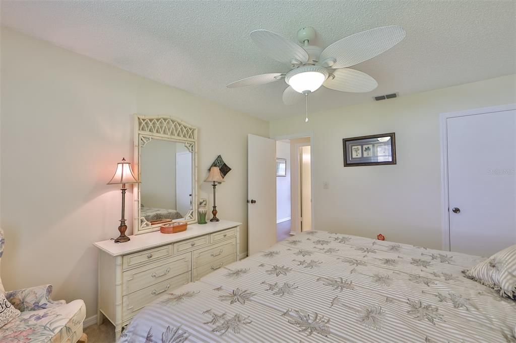 Active With Contract: $1,800 (2 beds, 2 baths, 984 Square Feet)