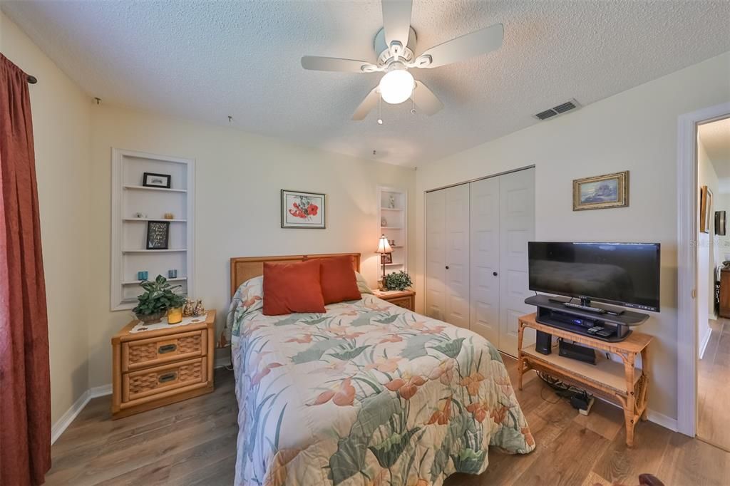 Active With Contract: $1,800 (2 beds, 2 baths, 984 Square Feet)