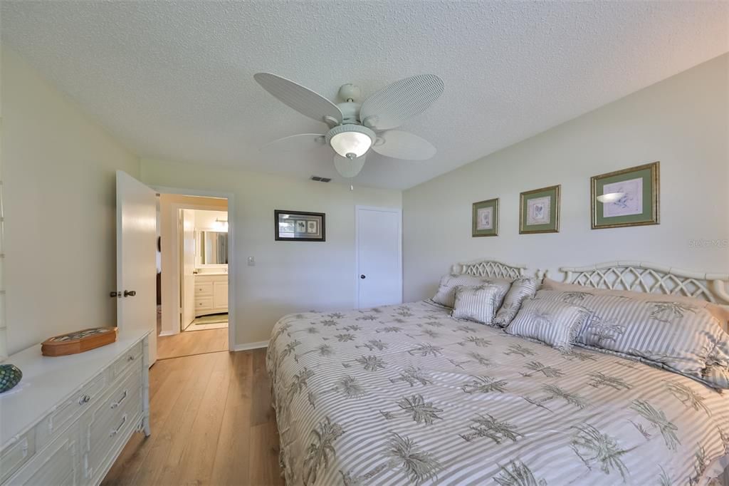 Active With Contract: $1,800 (2 beds, 2 baths, 984 Square Feet)