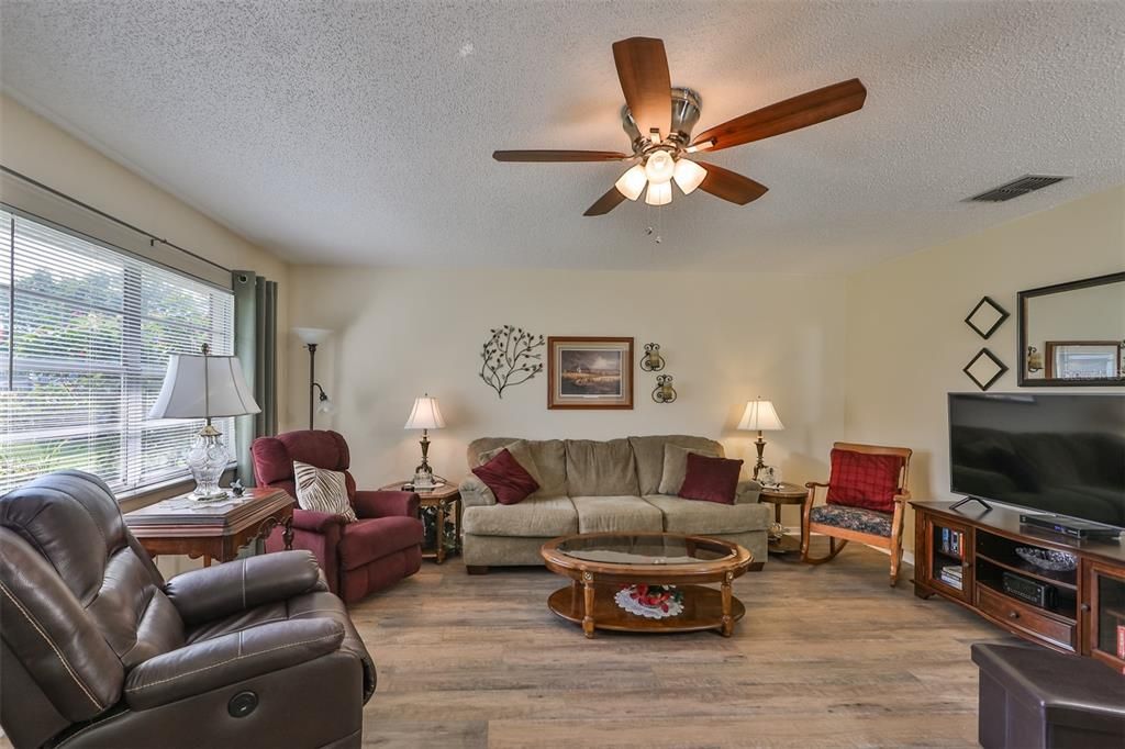 Active With Contract: $1,800 (2 beds, 2 baths, 984 Square Feet)