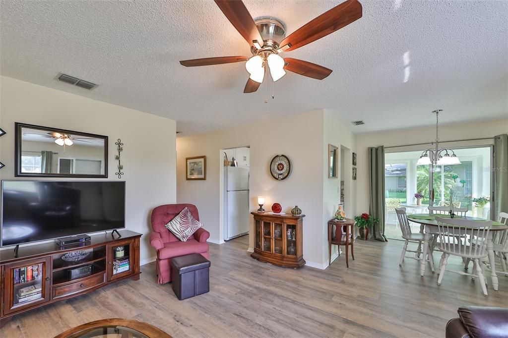 Active With Contract: $1,800 (2 beds, 2 baths, 984 Square Feet)