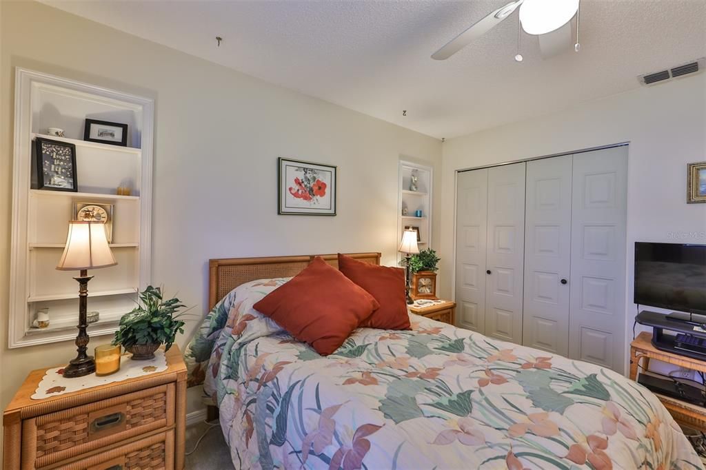 Active With Contract: $1,800 (2 beds, 2 baths, 984 Square Feet)