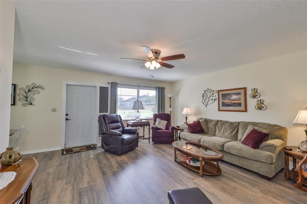 Active With Contract: $1,800 (2 beds, 2 baths, 984 Square Feet)