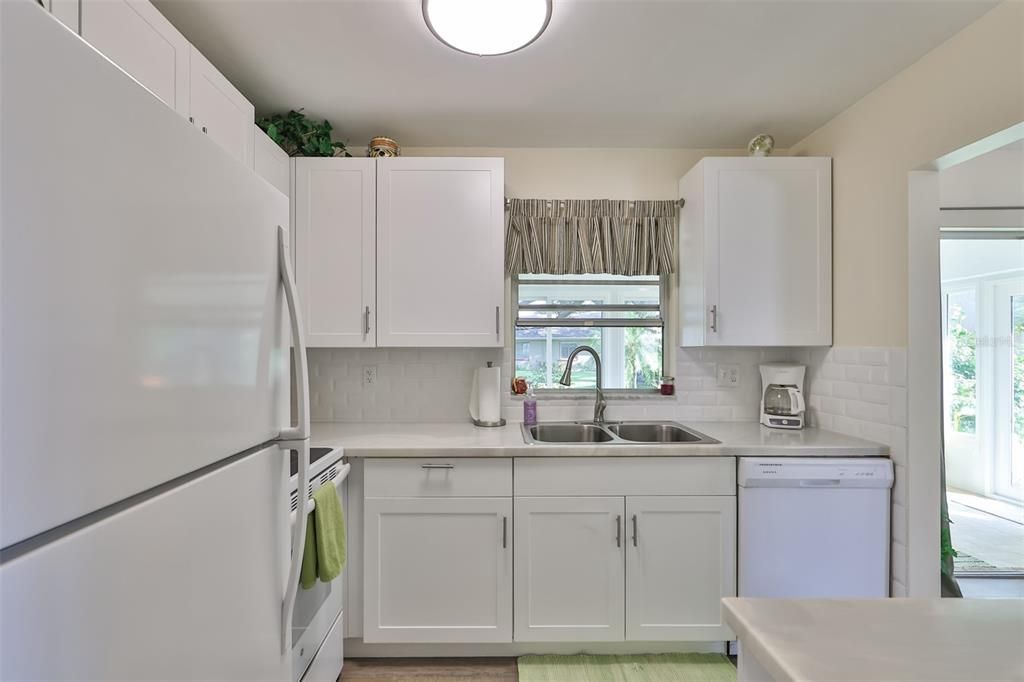 Active With Contract: $1,800 (2 beds, 2 baths, 984 Square Feet)