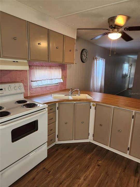 For Sale: $89,000 (2 beds, 1 baths, 728 Square Feet)