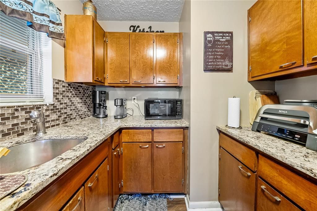 For Sale: $212,000 (2 beds, 1 baths, 875 Square Feet)