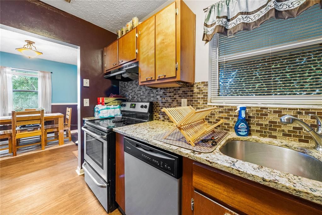 For Sale: $212,000 (2 beds, 1 baths, 875 Square Feet)