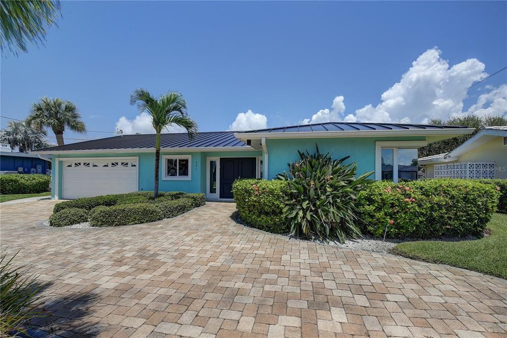 For Sale: $1,675,000 (4 beds, 2 baths, 2570 Square Feet)