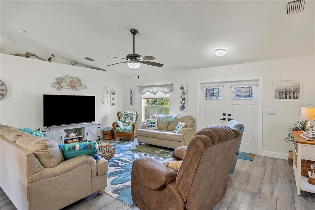 Active With Contract: $349,900 (3 beds, 2 baths, 1609 Square Feet)