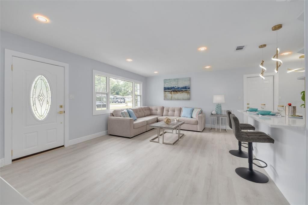 Active With Contract: $398,500 (3 beds, 2 baths, 1161 Square Feet)