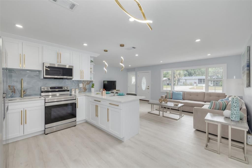 Active With Contract: $398,500 (3 beds, 2 baths, 1161 Square Feet)