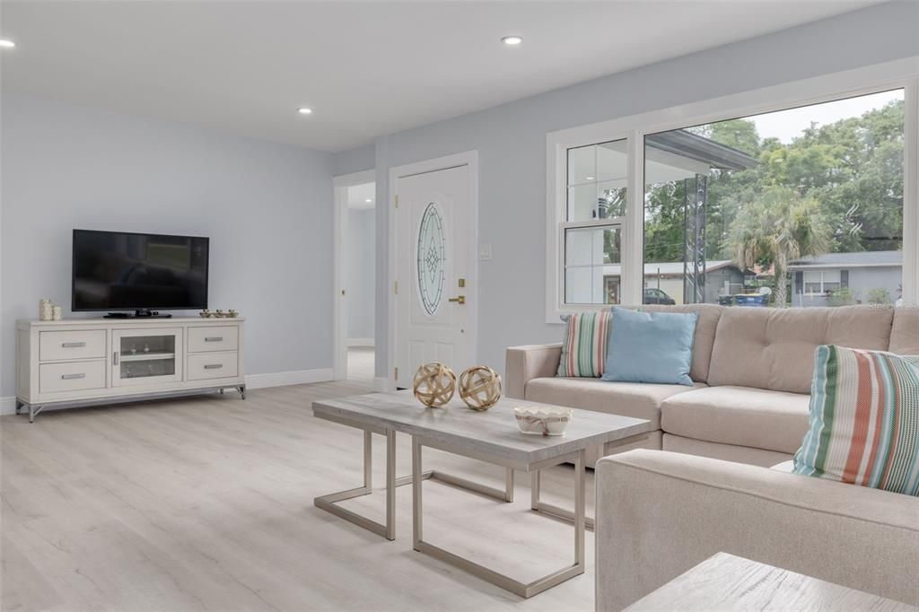 Active With Contract: $398,500 (3 beds, 2 baths, 1161 Square Feet)