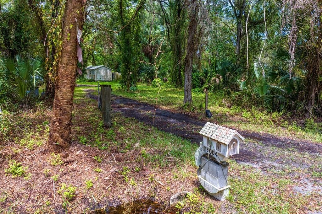 На продажу: $1,100,000 (2.14 acres)