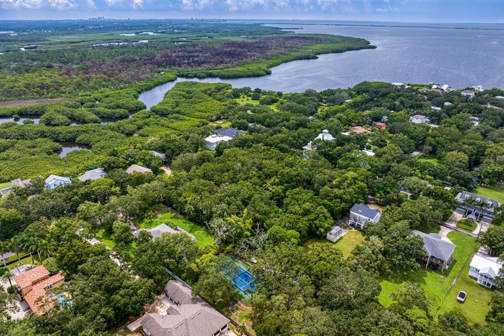 На продажу: $1,100,000 (2.14 acres)