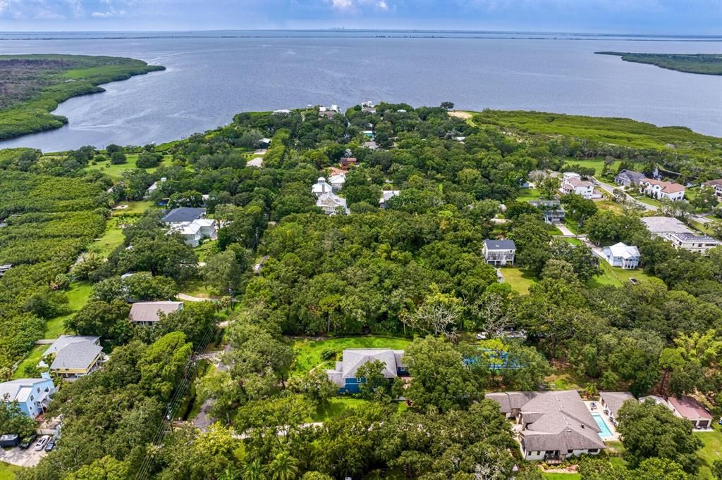 На продажу: $1,100,000 (2.14 acres)