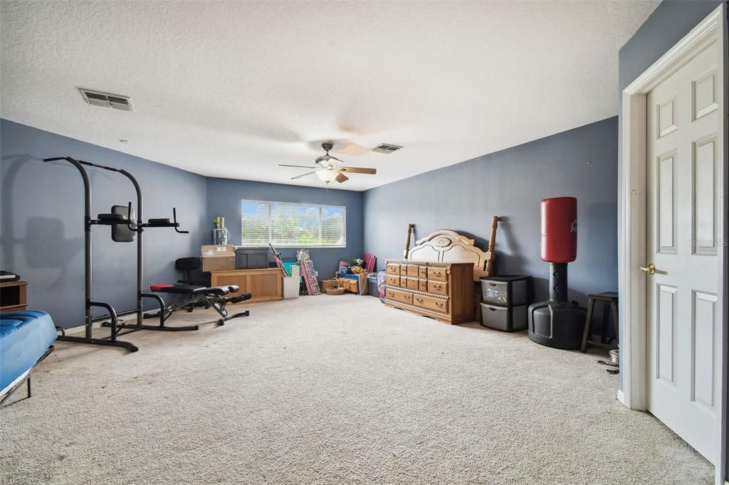 Bonus room with walk-in closet