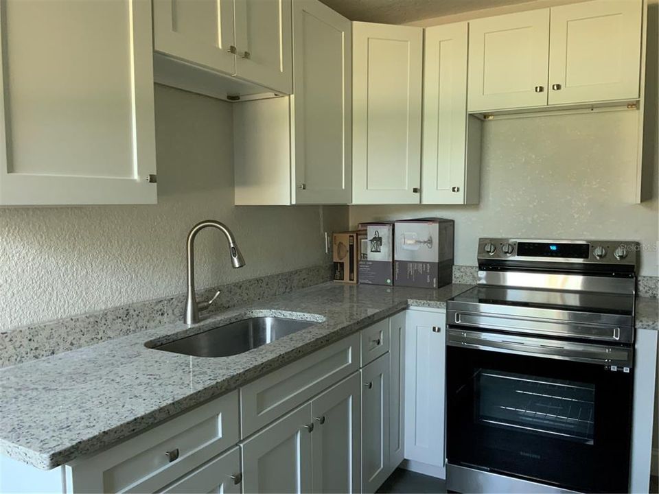 Active With Contract: $1,850 (3 beds, 1 baths, 988 Square Feet)