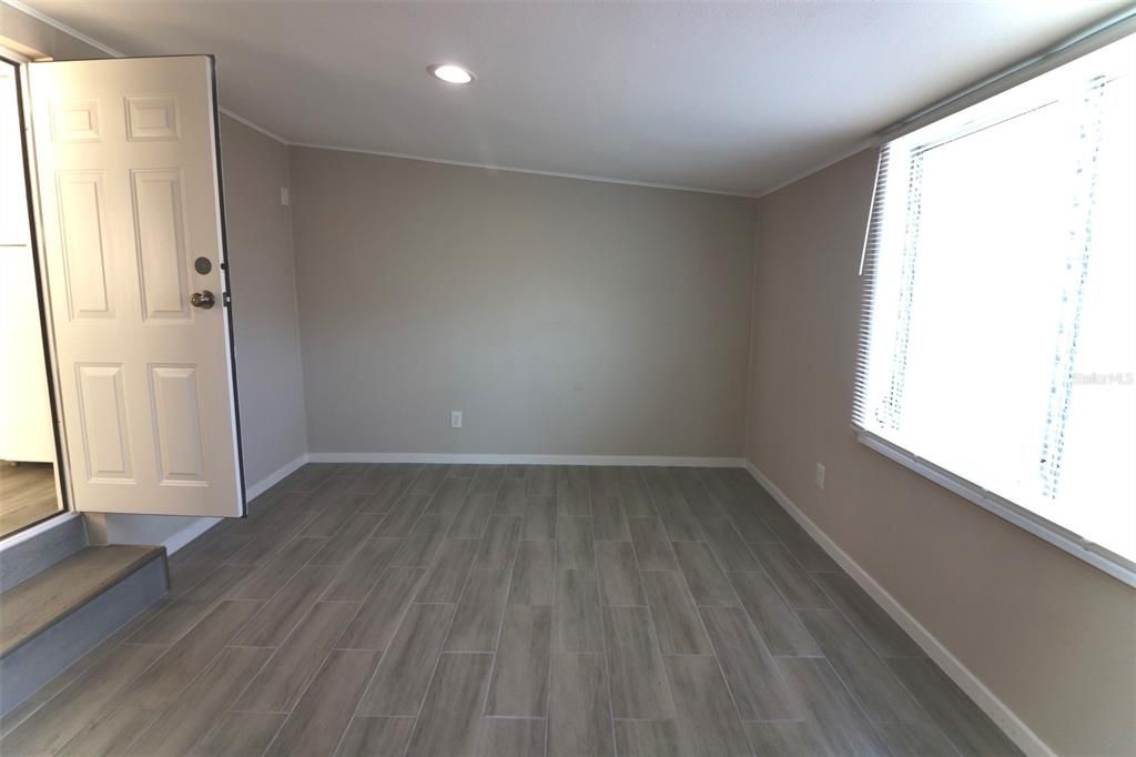 Active With Contract: $1,400 (2 beds, 1 baths, 820 Square Feet)