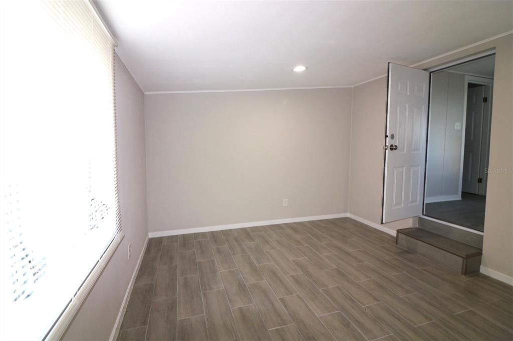 Active With Contract: $1,400 (2 beds, 1 baths, 820 Square Feet)