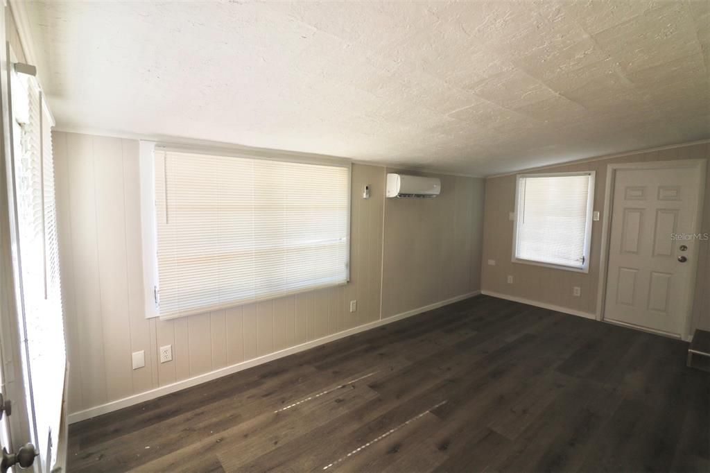 Active With Contract: $1,400 (2 beds, 1 baths, 820 Square Feet)