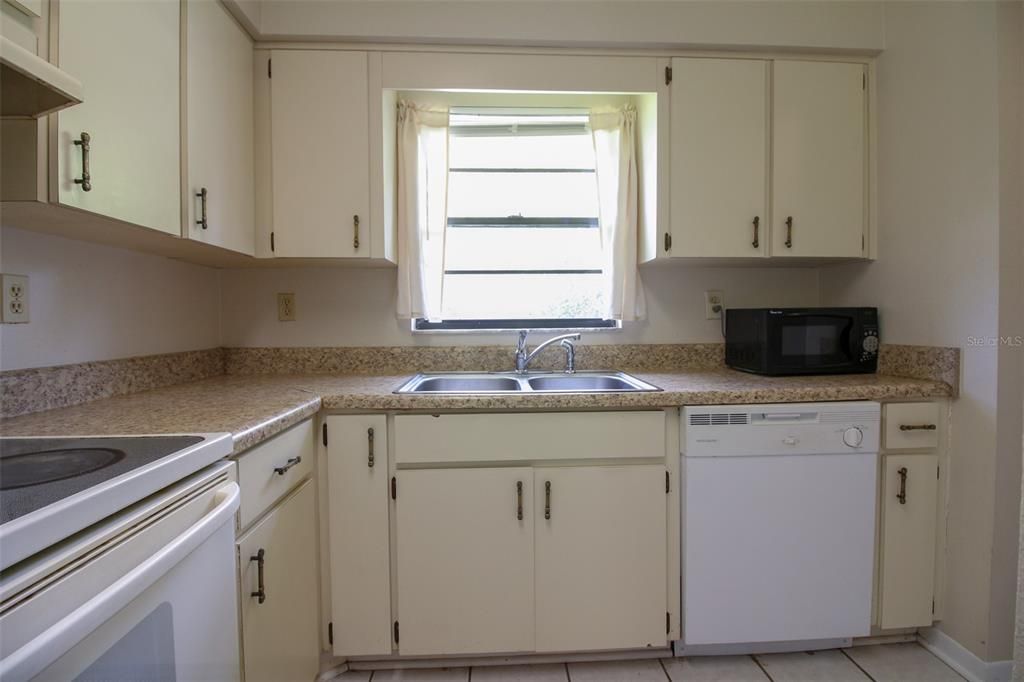 For Rent: $1,400 (2 beds, 2 baths, 891 Square Feet)