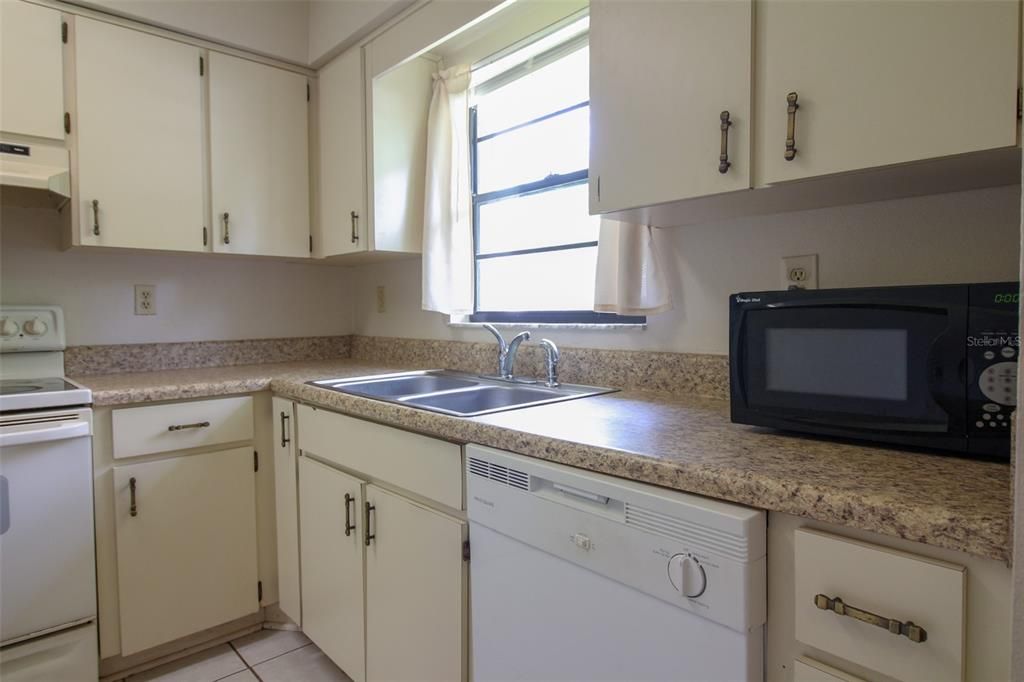 For Rent: $1,400 (2 beds, 2 baths, 891 Square Feet)