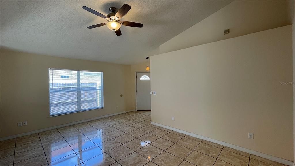 For Rent: $1,650 (3 beds, 2 baths, 1270 Square Feet)