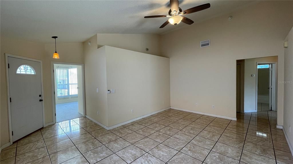 For Rent: $1,650 (3 beds, 2 baths, 1270 Square Feet)