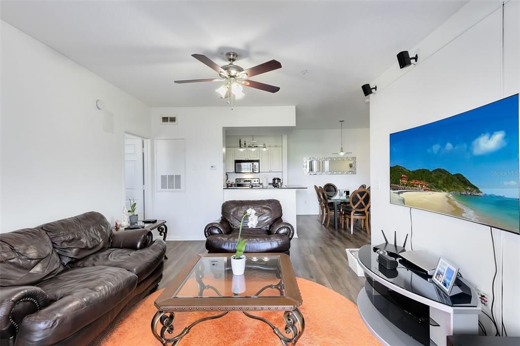 For Sale: $245,000 (2 beds, 2 baths, 1041 Square Feet)