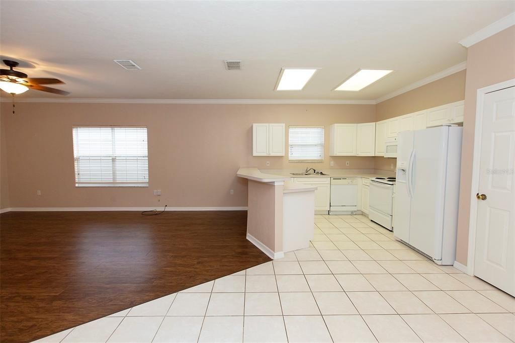 For Rent: $1,900 (3 beds, 2 baths, 1380 Square Feet)