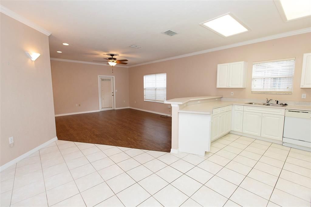 For Rent: $1,900 (3 beds, 2 baths, 1380 Square Feet)