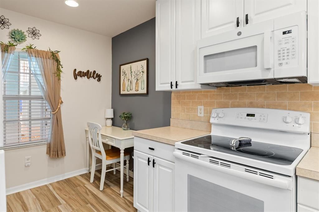 Active With Contract: $279,900 (2 beds, 2 baths, 1168 Square Feet)